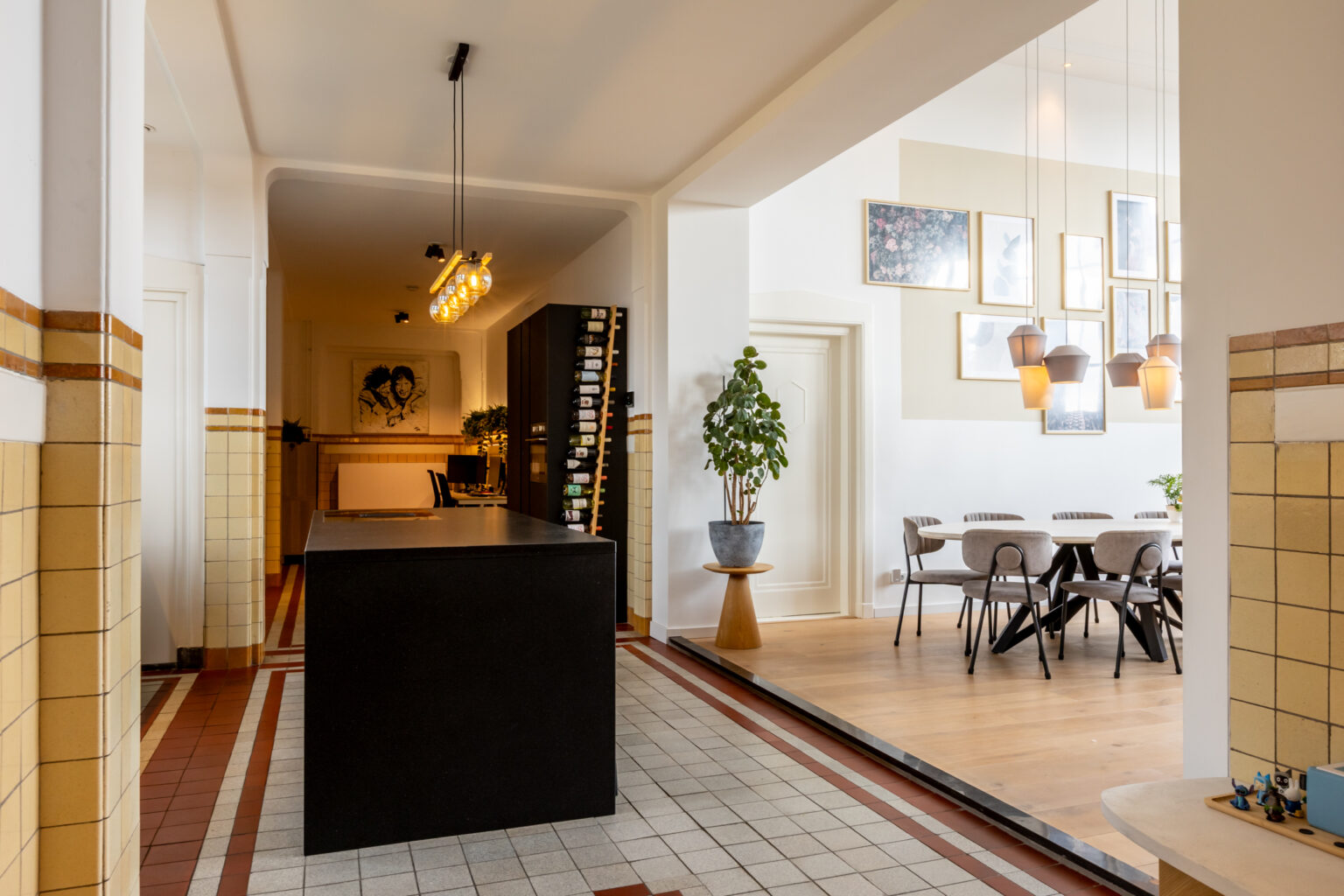 Entree met zicht op keuken